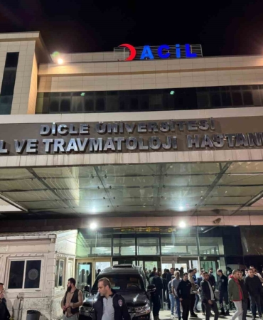 vali-zorluoglu-kahraman-polis-memurunu-hastanede-ziyaret-etti-dc6PPKPh.jpg