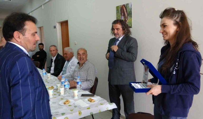 van-yyunun-egitimdeki-cinari-binlerce-ogrenciyi-yetistiren-emekli-oluyor-zvC2qkBR.jpg