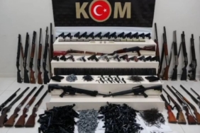 vanda-13-farkli-adreste-silah-ve-muhimmat-operasyonu-cok-sayida-ele-gecirildi-YbhXzLKP.jpg