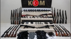 vanda-13-farkli-adreste-silah-ve-muhimmat-operasyonu-cok-sayida-ele-gecirildi-YbhXzLKP.jpg