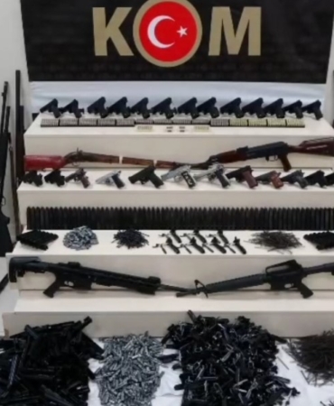 vanda-13-farkli-adreste-silah-ve-muhimmat-operasyonu-cok-sayida-ele-gecirildi-YbhXzLKP.jpg