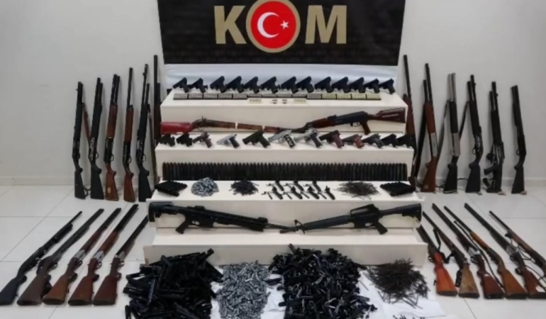 vanda-13-farkli-adreste-silah-ve-muhimmat-operasyonu-cok-sayida-ele-gecirildi-YbhXzLKP.jpg