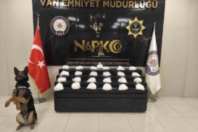 vanda-25-kilo-200-gram-metamfetamin-ele-gecirildi-uyusturucu-operasyonunda-sok-edici-yakalama-eVqe6tqM.jpg