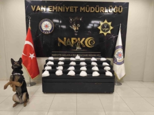vanda-25-kilo-200-gram-metamfetamin-ele-gecirildi-uyusturucu-operasyonunda-sok-edici-yakalama-eVqe6tqM.jpg