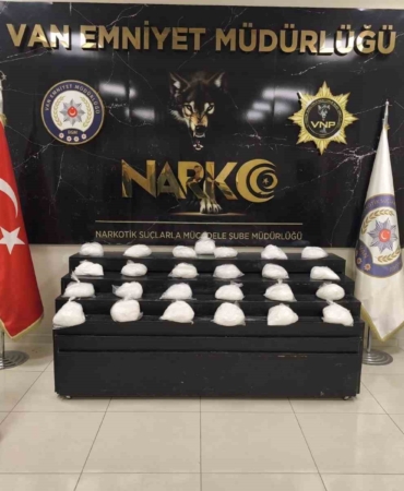 vanda-25-kilo-200-gram-metamfetamin-ele-gecirildi-uyusturucu-operasyonunda-sok-edici-yakalama-eVqe6tqM.jpg