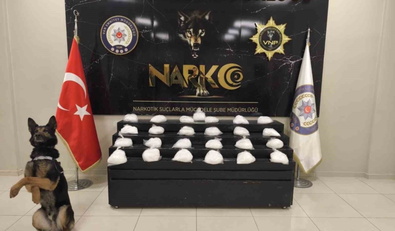 vanda-25-kilo-200-gram-metamfetamin-ele-gecirildi-uyusturucu-operasyonunda-sok-edici-yakalama-eVqe6tqM.jpg