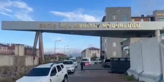 Van'da 3.940 Paket Kaçak Sigara Operasyonu: Büyük Ele Geçirme! Van’da 3.940 Paket Kaçak Sigara Operasyonu: Büyük Ele Geçirme!