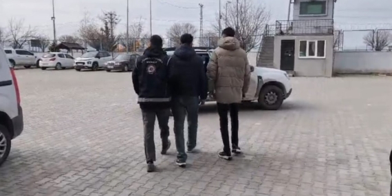Van'da Göçmen Kaçakçılığı Operasyonu: 6 Kişi Tutuklandı Van’da Göçmen Kaçakçılığı Operasyonu: 6 Kişi Tutuklandı