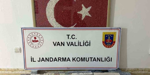 Van'da Kaçak Sigara ve Tüfek Ele Geçirildi: Güvenlik Güçlerinden Önemli Operasyon Van’da Kaçak Sigara ve Tüfek Ele Geçirildi: Güvenlik Güçlerinden Önemli Operasyon