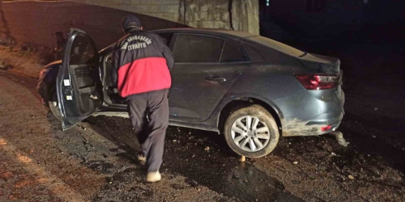 Van'da otomobilin duvara çarpması sonucu 3 kişi yaralandı Van’da otomobilin duvara çarpması sonucu 3 kişi yaralandı