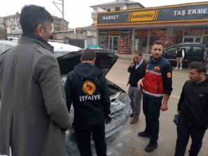 vanda-seyir-halindeki-aracta-yangin-motor-alev-alev-yandi-yY1pweSJ.jpg