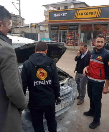 vanda-seyir-halindeki-aracta-yangin-motor-alev-alev-yandi-yY1pweSJ.jpg