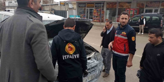 Van'da Seyir Halindeki Araçta Yangın: Motor Alev Alev Yandı Van’da Seyir Halindeki Araçta Yangın: Motor Alev Alev Yandı