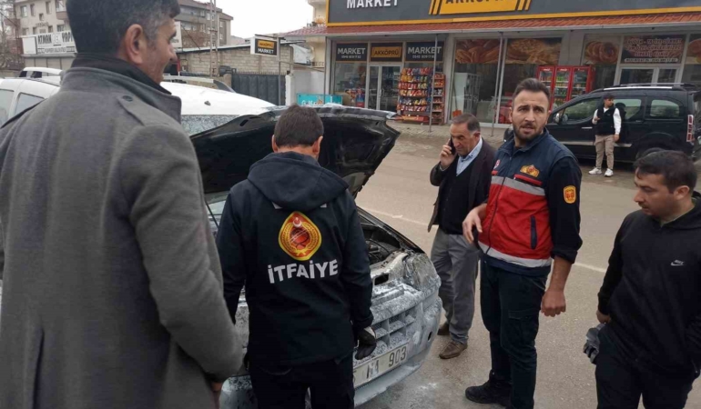 vanda-seyir-halindeki-aracta-yangin-motor-alev-alev-yandi-yY1pweSJ.jpg