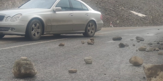 Van'da Yol Üzerine Düşen Taşlar: Güvenlik Tehlikesi! Van’da Yol Üzerine Düşen Taşlar: Güvenlik Tehlikesi!