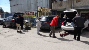 vandaki-oto-lastikcilerde-bahar-yogunlugu-lastik-degisiminde-artan-talepler-DUw2Krh9.jpg