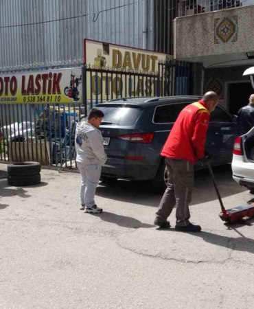 vandaki-oto-lastikcilerde-bahar-yogunlugu-lastik-degisiminde-artan-talepler-DUw2Krh9.jpg