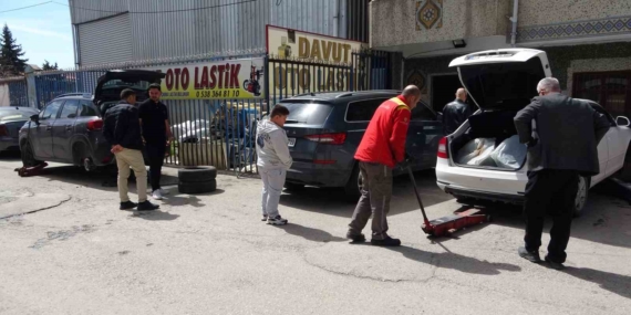 Van'daki Oto Lastikçilerde Bahar Yoğunluğu: Lastik Değişiminde Artan Talepler Van’daki Oto Lastikçilerde Bahar Yoğunluğu: Lastik Değişiminde Artan Talepler