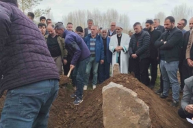 vandaki-trajik-kaza-baba-ve-iki-kizi-yan-yana-defnedildi-EilAugBX.jpg