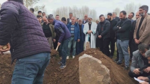 vandaki-trajik-kaza-baba-ve-iki-kizi-yan-yana-defnedildi-EilAugBX.jpg