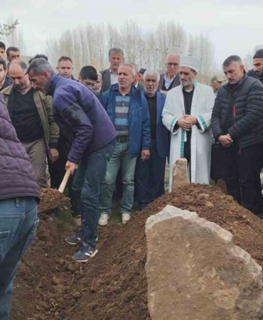 vandaki-trajik-kaza-baba-ve-iki-kizi-yan-yana-defnedildi-EilAugBX.jpg
