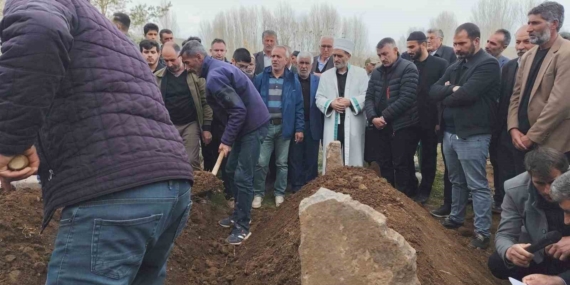 Van'daki Trajik Kaza: Baba ve İki Kızı Yan Yana Defnedildi Van’daki Trajik Kaza: Baba ve İki Kızı Yan Yana Defnedildi