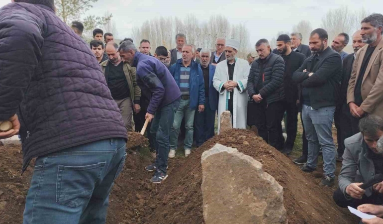 vandaki-trajik-kaza-baba-ve-iki-kizi-yan-yana-defnedildi-EilAugBX.jpg