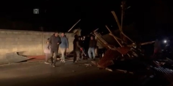 Yüksekova'da Fırtına Felaketi: Uçan Çatılar ve Beton Parçalarıyla Hasar Gören Araçlar Yüksekova’da Fırtına Felaketi: Uçan Çatılar ve Beton Parçalarıyla Hasar Gören Araçlar