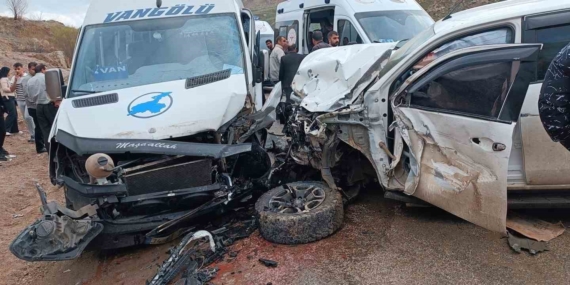 Yüksekova'da Kaza Faciası: Dört Kişi Yaralandı Yüksekova’da Kaza Faciası: Dört Kişi Yaralandı