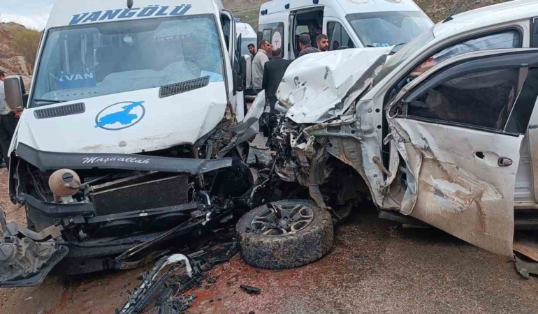yuksekovada-kaza-faciasi-dort-kisi-yaralandi-lfTS19iu.jpg
