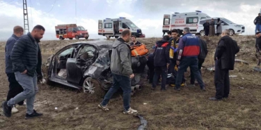 yuksekovada-korkunc-kaza-otomobil-direge-carpti-1-hayatini-kaybetti-3-yarali-sC2pvfPk.jpg