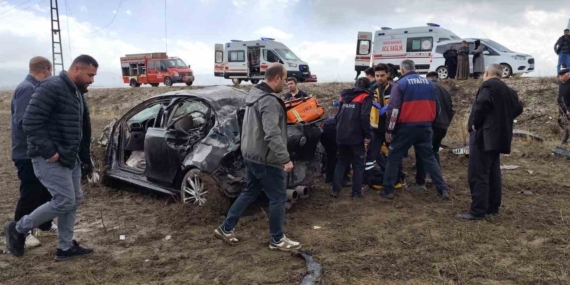 Yüksekova'da Korkunç Kaza: Otomobil Direğe Çarptı, 1 Hayatını Kaybetti, 3 Yaralı Yüksekova’da Korkunç Kaza: Otomobil Direğe Çarptı, 1 Hayatını Kaybetti, 3 Yaralı