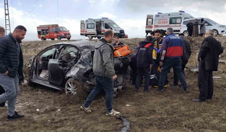 yuksekovada-korkunc-kaza-otomobil-direge-carpti-1-hayatini-kaybetti-3-yarali-sC2pvfPk.jpg
