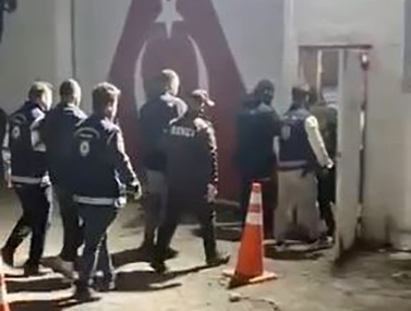 Yurt Dışına Kaçmaya Çalışan 3 Firari Hükümlü Tırda Ele Geçirildi Yurt Dışına Kaçmaya Çalışan 3 Firari Hükümlü Tırda Ele Geçirildi