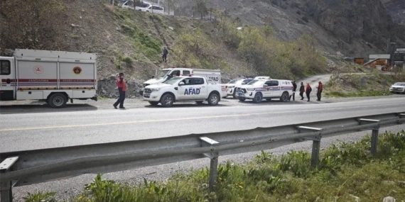 Zap Suyu'nda Debi Yükseldi, Mahsur Kalan 4 Kişi Kurtarıldı Zap Suyu’nda Debi Yükseldi, Mahsur Kalan 4 Kişi Kurtarıldı