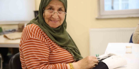 83 Yaşındaki Yüksel Teyze, Enerjisiyle Gençlere Taş Çıkartıyor!