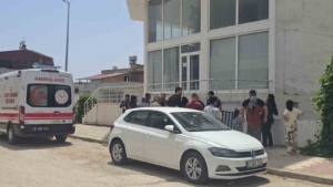 apartmanin-havalandirmasinda-yanan-ates-bina-icin-tehlike-sacti-bmx32GuK.jpg