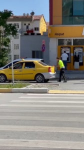 ariza-yapan-arac-icin-polis-ekibi-hizla-yardim-etti-4IAVQ22d.jpg