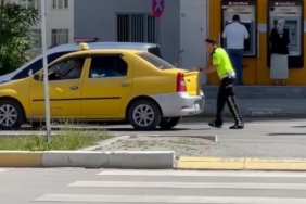 ariza-yapan-arac-icin-polis-ekibi-hizla-yardim-etti-4IAVQ22d.jpg