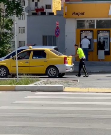 ariza-yapan-arac-icin-polis-ekibi-hizla-yardim-etti-4IAVQ22d.jpg