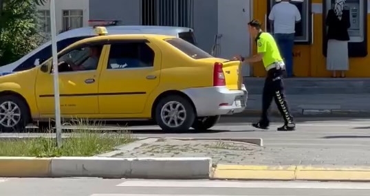Arıza Yapan Araç İçin Polis Ekibi Hızla Yardım Etti Arıza Yapan Araç İçin Polis Ekibi Hızla Yardım Etti
