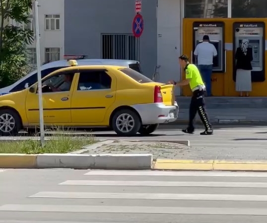 ariza-yapan-arac-icin-polis-ekibi-hizla-yardim-etti-4IAVQ22d.jpg