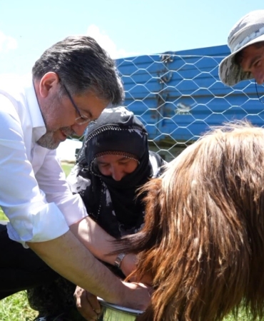 bakan-yumakli-sut-sagan-kadinlara-destek-olurken-keci-saldi-UxfgJPj6.jpg