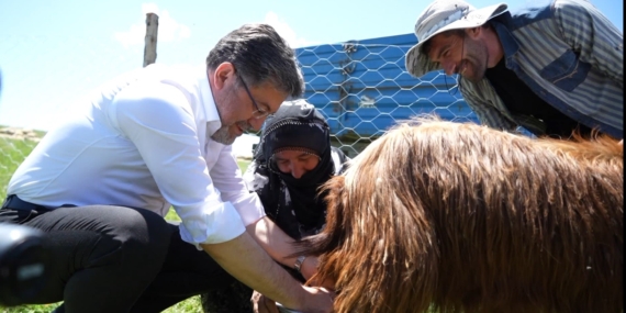 Bakan Yumaklı, Süt Sağan Kadınlara Destek Olurken Keçi Saldı Bakan Yumaklı, Süt Sağan Kadınlara Destek Olurken Keçi Saldı