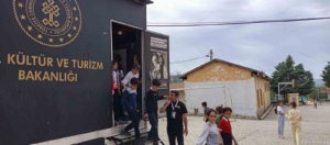 baskilde-gezen-sinema-tiri-ile-cocuklar-eglenceli-anlar-yasadi-nerMHmYt.jpg