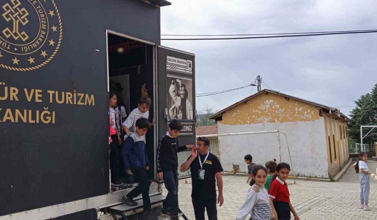 baskilde-gezen-sinema-tiri-ile-cocuklar-eglenceli-anlar-yasadi-nerMHmYt.jpg