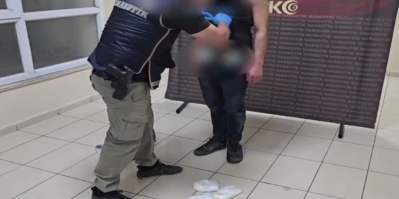 Batman'da Hava ve Kara Yolu ile Uyuşturucu Sokmaya Çalışan İki Şahıs Yakalandı Batman’da Hava ve Kara Yolu ile Uyuşturucu Sokmaya Çalışan İki Şahıs Yakalandı