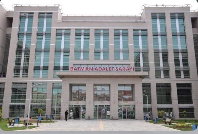 batmanda-ogretmen-istismar-iddiasiyla-gozaltina-alindi-sok-gelismeler-VTdvVFQl.jpg
