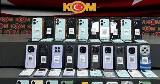 Batman'da Takibe Alınan Araçta Kaçak Telefon Operasyonu Batman’da Takibe Alınan Araçta Kaçak Telefon Operasyonu