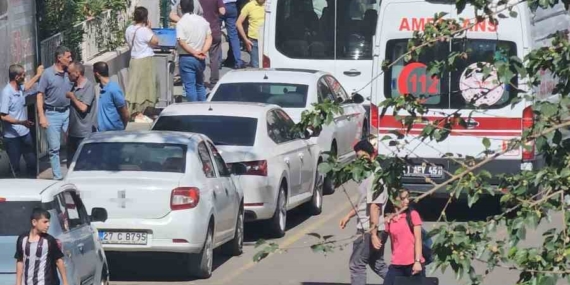 Belediye Binasında Amcasıyla Tartışan Genç, Silahla Yaraladı Belediye Binasında Amcasıyla Tartışan Genç, Silahla Yaraladı